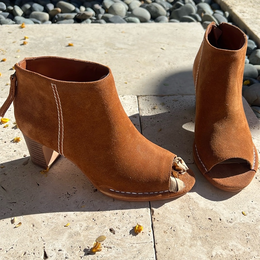 NIB Clark’s tan suede open-toe, zip-up booties